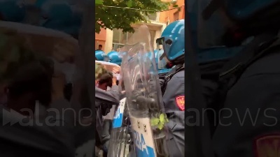 Scene from Università, scontri alla Sapienza fra Fronte Gioventù Comunista e Polizia