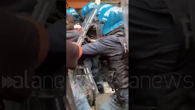Scene from Università, scontri alla Sapienza fra Fronte Gioventù Comunista e Polizia