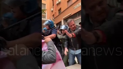 Scene from Università, scontri alla Sapienza fra Fronte Gioventù Comunista e Polizia