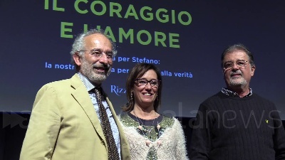 Scene from Cucchi, a Milano anche Sala in piedi per Ilaria e Fabio Anselmo