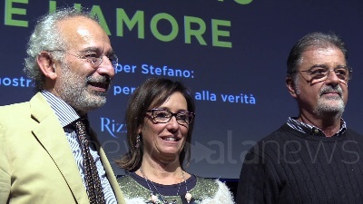 Scene from Cucchi, a Milano anche Sala in piedi per Ilaria e Fabio Anselmo
