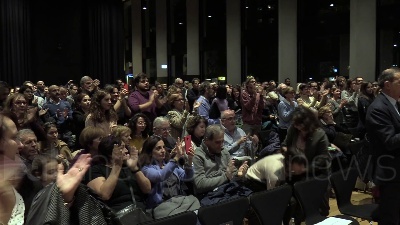Scene from Cucchi, a Milano anche Sala in piedi per Ilaria e Fabio Anselmo