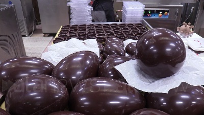 Scene from Pasqua, a Torino le uova che aiutano popolo ucraino: "50% ricavato per emergenza"