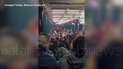 Scene from Kiev, ucraini rifugiati nella metropolitana cantano in coro