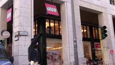 Scene from Vento a Milano, divelta insegna LEGO in piazza San Babila per le forti raffiche