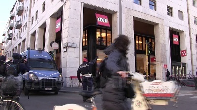 Scene from Vento a Milano, divelta insegna LEGO in piazza San Babila per le forti raffiche