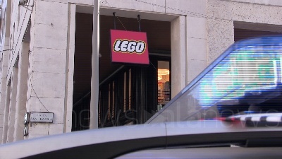 Scene from Vento a Milano, divelta insegna LEGO in piazza San Babila per le forti raffiche