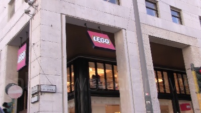 Scene from Vento a Milano, divelta insegna LEGO in piazza San Babila per le forti raffiche