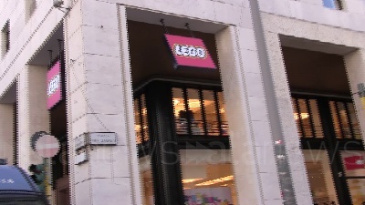 Scene from Vento a Milano, divelta insegna LEGO in piazza San Babila per le forti raffiche