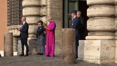 Scene from Il presidente francese Macron in visita alla Basilica di San Giovanni in Laterano