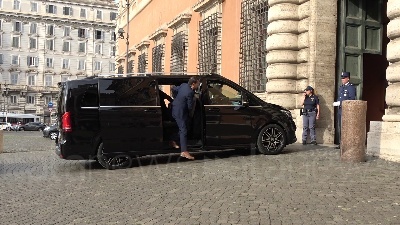Scene from Il presidente francese Macron in visita alla Basilica di San Giovanni in Laterano