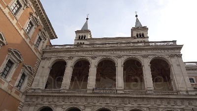 Scene from Il presidente francese Macron in visita alla Basilica di San Giovanni in Laterano