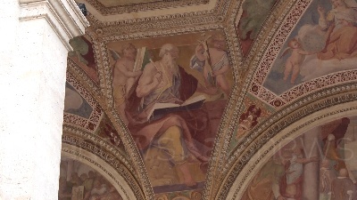 Scene from Il presidente francese Macron in visita alla Basilica di San Giovanni in Laterano