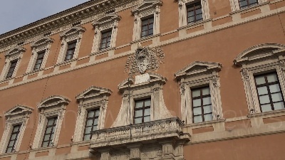 Scene from Il presidente francese Macron in visita alla Basilica di San Giovanni in Laterano
