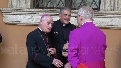 Scene from Il presidente francese Macron in visita alla Basilica di San Giovanni in Laterano