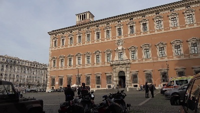 Scene from Il presidente francese Macron in visita alla Basilica di San Giovanni in Laterano