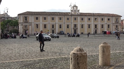 Scene from Il presidente francese Macron in visita alla Basilica di San Giovanni in Laterano