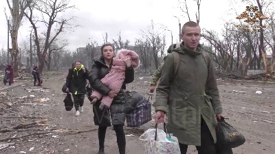 Scene from Ucraina, la milizia popolare di Donetsk evacua civili dalla città di Mariupol