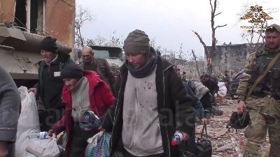 Scene from Ucraina, la milizia popolare di Donetsk evacua civili dalla città di Mariupol