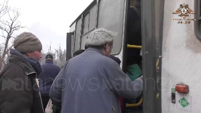 Scene from Ucraina, la milizia popolare di Donetsk evacua civili dalla città di Mariupol