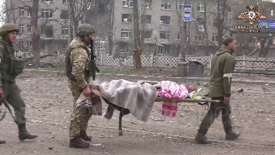 Scene from Ucraina, la milizia popolare di Donetsk evacua civili dalla città di Mariupol
