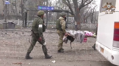 Scene from Ucraina, la milizia popolare di Donetsk evacua civili dalla città di Mariupol