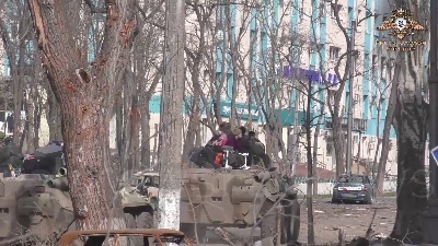 Scene from Ucraina, la milizia popolare di Donetsk evacua civili dalla città di Mariupol