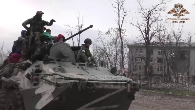 Scene from Ucraina, la milizia popolare di Donetsk evacua civili dalla città di Mariupol