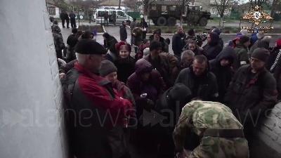 Scene from Ucraina, la milizia popolare di Donetsk evacua civili dalla città di Mariupol