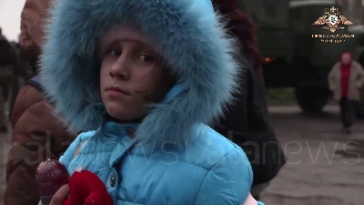 Scene from Ucraina, la milizia popolare di Donetsk evacua civili dalla città di Mariupol