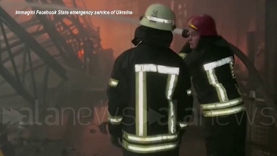 Scene from Ucraina, magazzino in fiamme nel distretto di Brovary dopo i bombardamenti russi