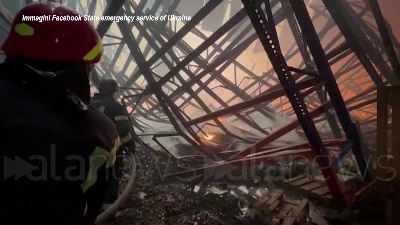 Scene from Ucraina, magazzino in fiamme nel distretto di Brovary dopo i bombardamenti russi