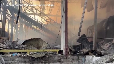 Scene from Ucraina, magazzino in fiamme nel distretto di Brovary dopo i bombardamenti russi