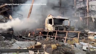 Scene from Ucraina, magazzino in fiamme nel distretto di Brovary dopo i bombardamenti russi
