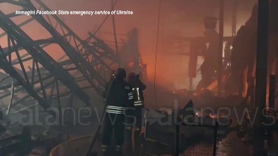 Scene from Ucraina, magazzino in fiamme nel distretto di Brovary dopo i bombardamenti russi