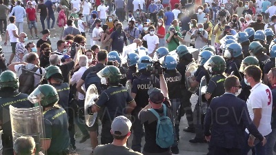 Scene from Mondragone, violenta carica della polizia sui manifestanti anti-Salvini