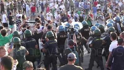 Scene from Mondragone, violenta carica della polizia sui manifestanti anti-Salvini
