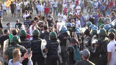 Scene from Mondragone, violenta carica della polizia sui manifestanti anti-Salvini