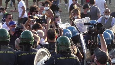 Scene from Mondragone, violenta carica della polizia sui manifestanti anti-Salvini