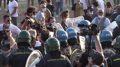 Scene from Mondragone, violenta carica della polizia sui manifestanti anti-Salvini
