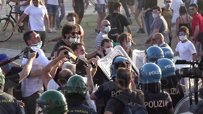 Scene from Mondragone, violenta carica della polizia sui manifestanti anti-Salvini