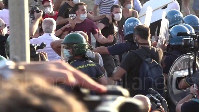 Scene from Mondragone, violenta carica della polizia sui manifestanti anti-Salvini