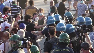 Scene from Mondragone, violenta carica della polizia sui manifestanti anti-Salvini