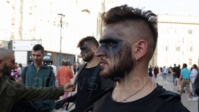 Scene from Protesta Milano: movimento "Our Voice" inscena le dinamiche di una guerra nucleare
