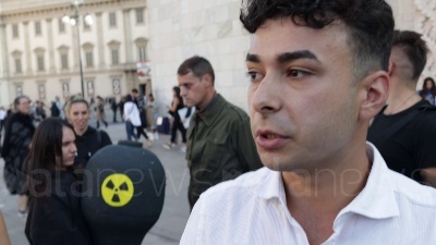 Scene from Protesta Milano: movimento "Our Voice" inscena le dinamiche di una guerra nucleare