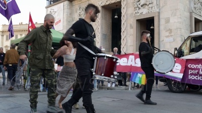 Scene from Protesta Milano: movimento "Our Voice" inscena le dinamiche di una guerra nucleare