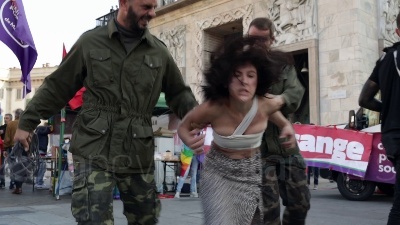 Scene from Protesta Milano: movimento "Our Voice" inscena le dinamiche di una guerra nucleare