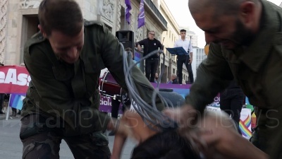 Scene from Protesta Milano: movimento "Our Voice" inscena le dinamiche di una guerra nucleare
