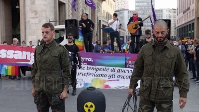 Scene from Protesta Milano: movimento "Our Voice" inscena le dinamiche di una guerra nucleare