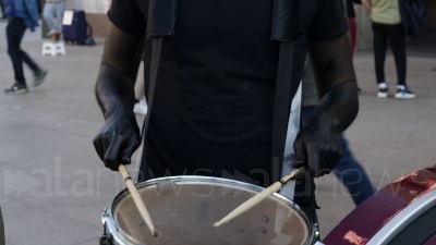 Scene from Protesta Milano: movimento "Our Voice" inscena le dinamiche di una guerra nucleare
